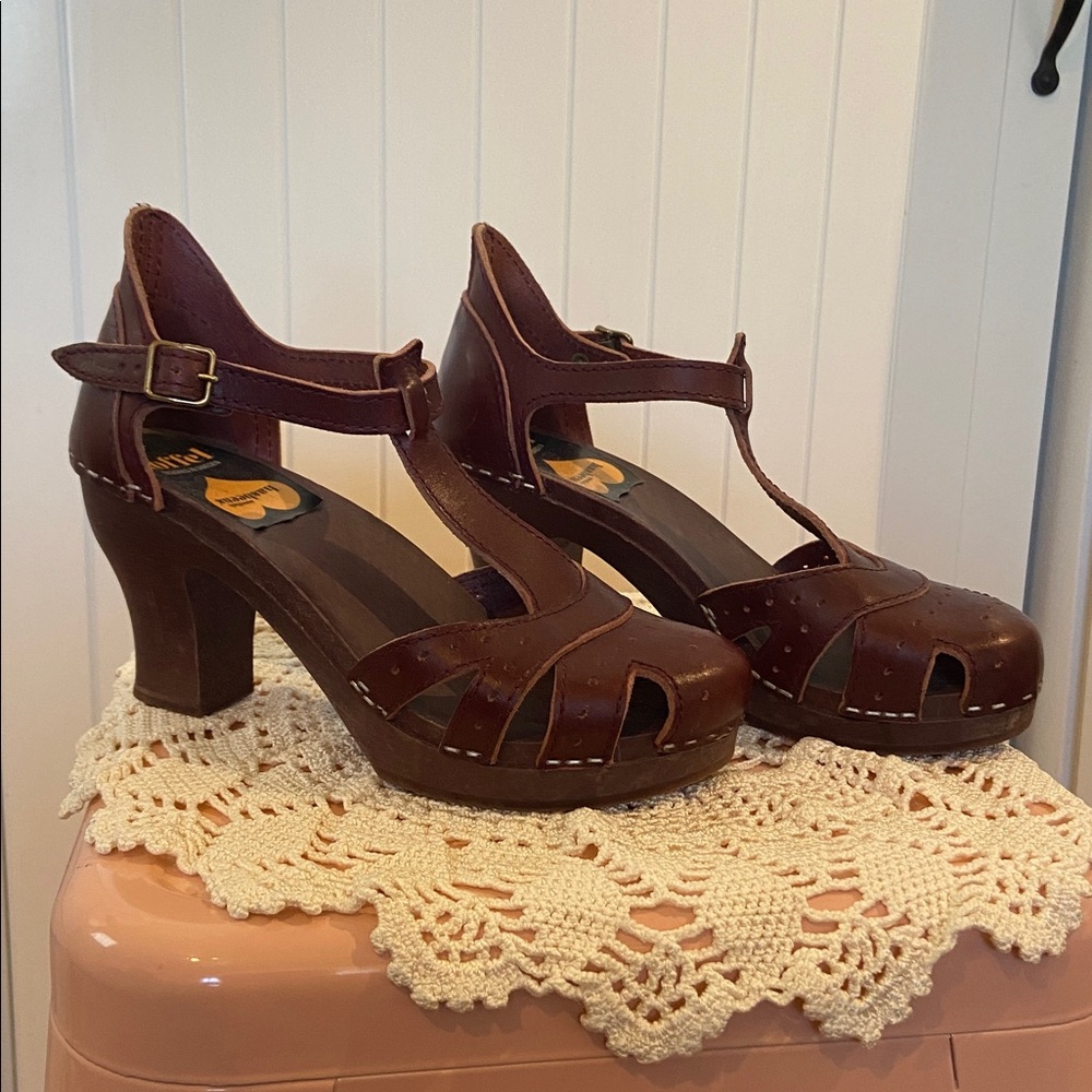 ❤️ HOST PICK ❤️ SWEDISH HASBEENS oxblood T-Strap clog heels 37